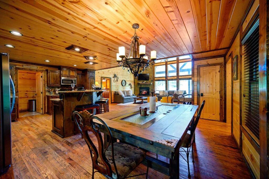 Iron Horse Lodge Sleeps 18, Games, Fire Pit, Hot Tub, Ev, More Broken Bow Dış mekan fotoğraf